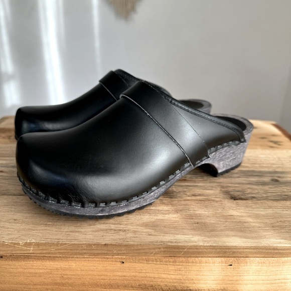 Danish Design Black Leather Dark Wood Sole Boho Slip On Clogs Size 38 / 7 - Picture 1 of 13